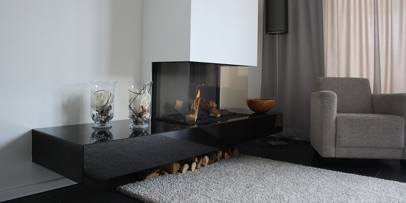 woonkamer modern inbouw schouw licht & sprankelend driezijdig gas rechthoekig zwart wit 